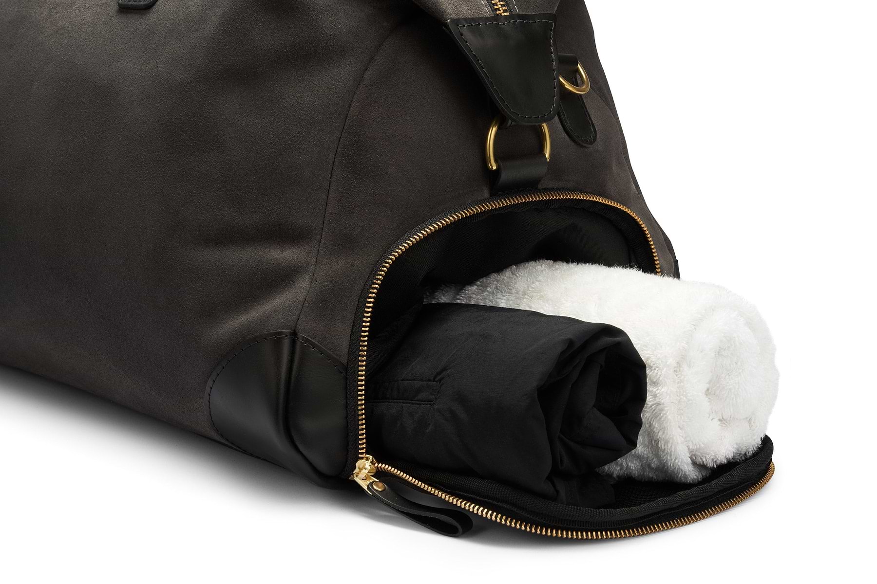 close up of separate shoe compartment in the weekender bag for men