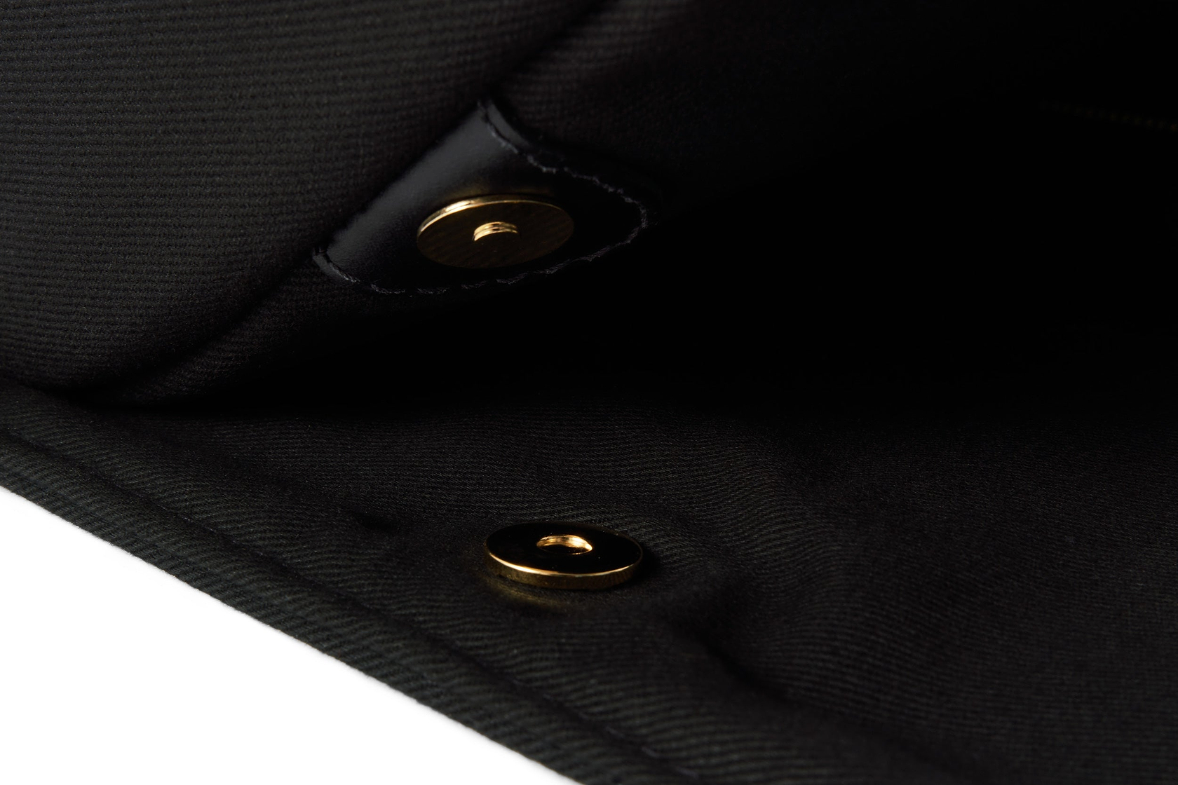 Magnetic closure connecting suit carrier to holdall bag