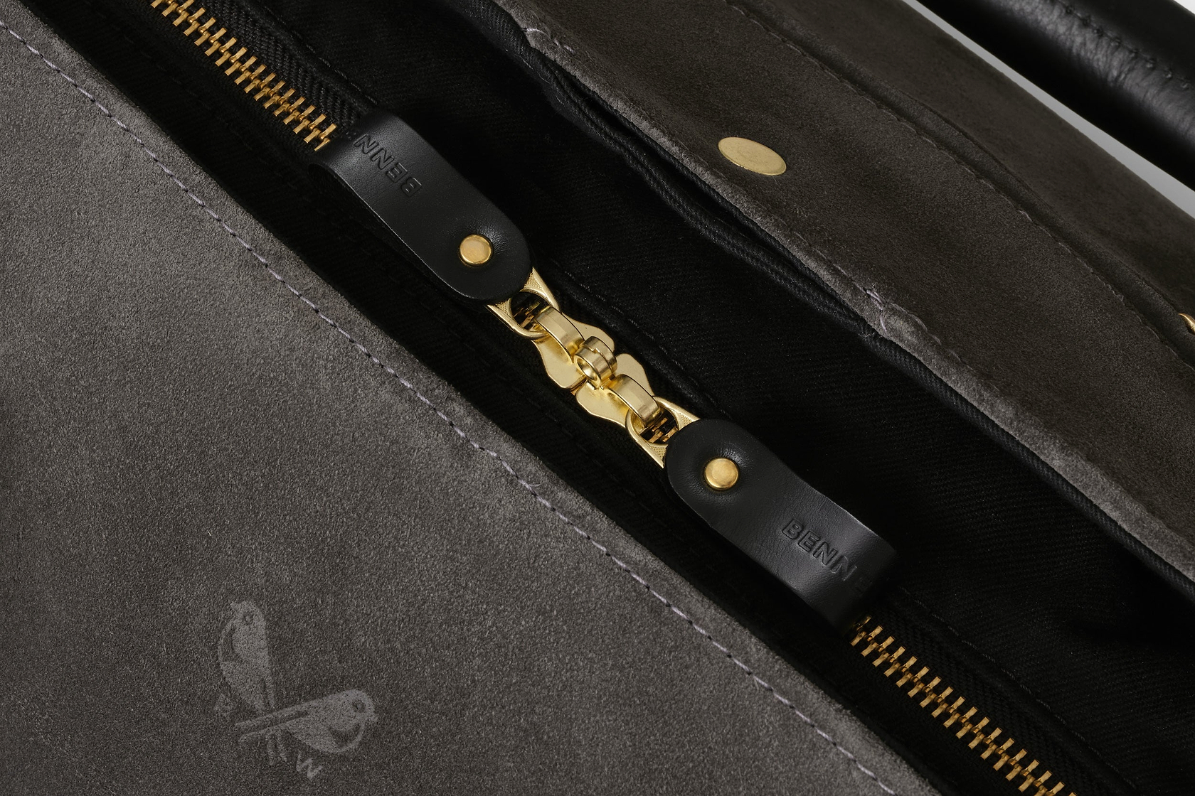 closures on suit carrier holdall bag