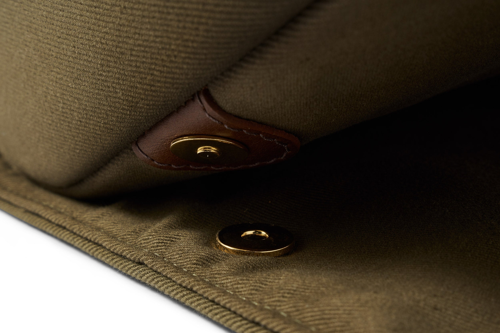 Magnetic closure connecting suit carrier to holdall bag