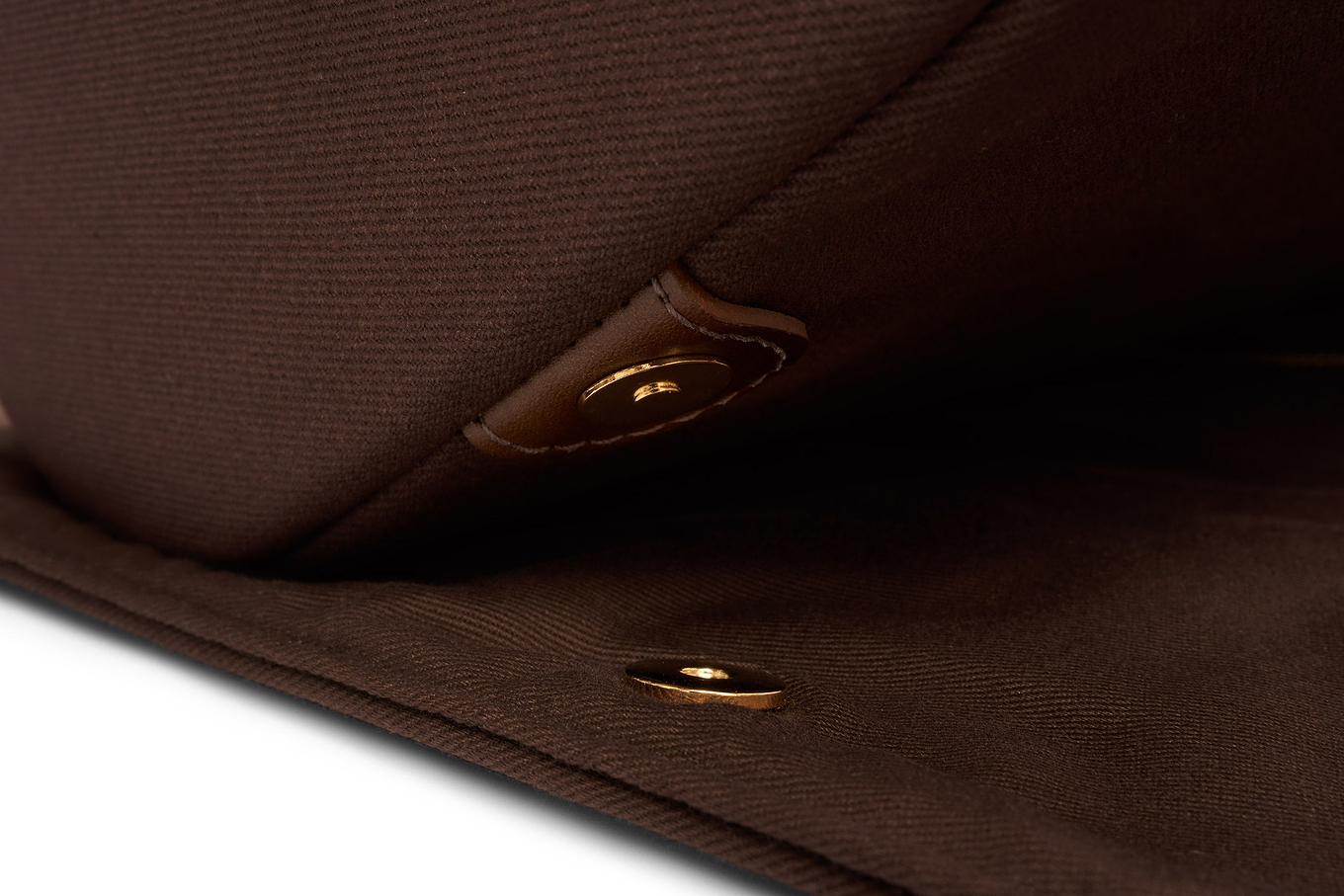 Magnetic closure connecting suit carrier to holdall bag