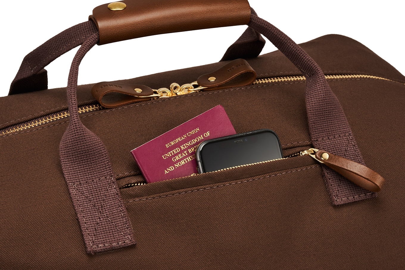 small external pocket to hold essentials on the weekend travel bag