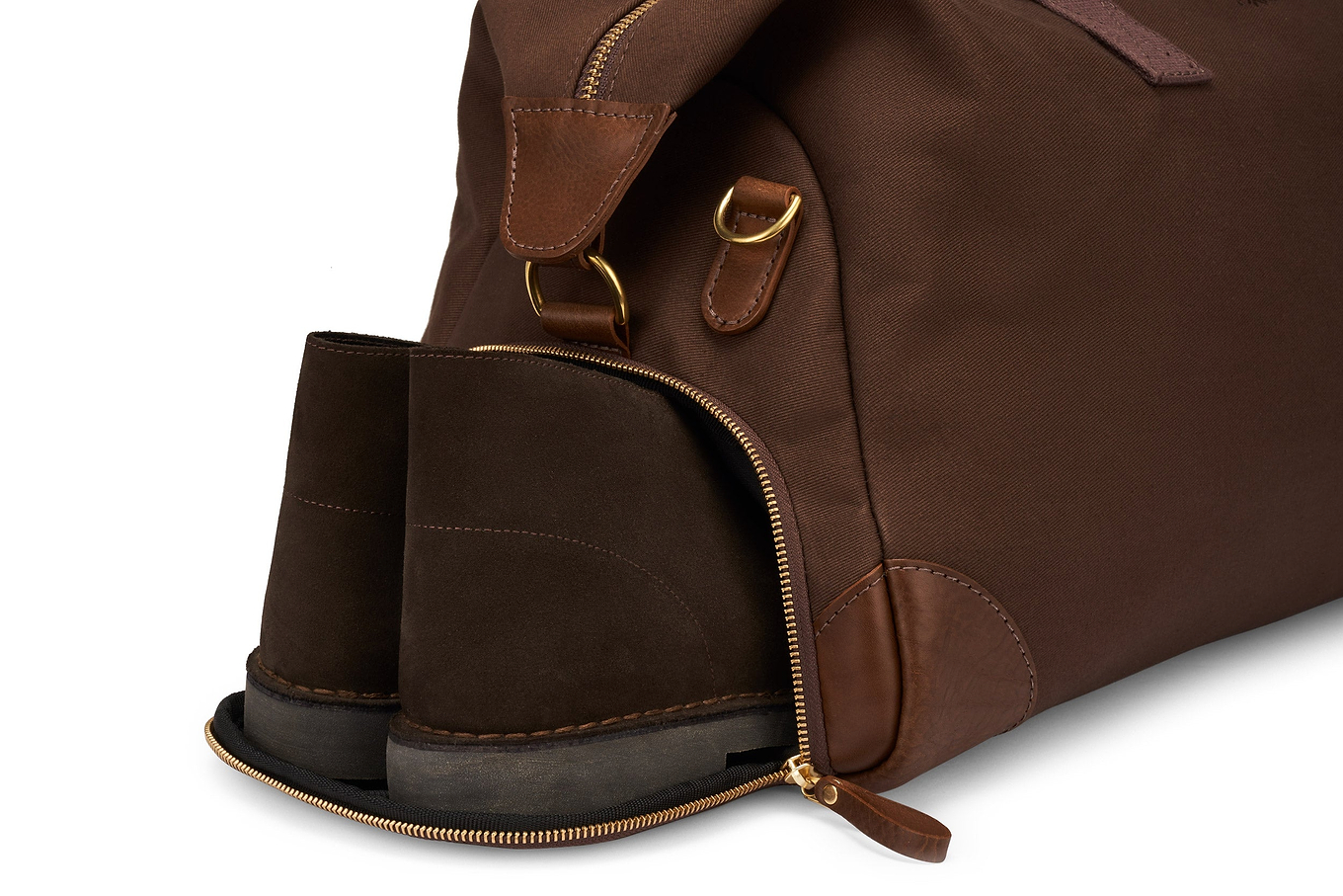 close up of separate shoe compartment in the weekender bag for men