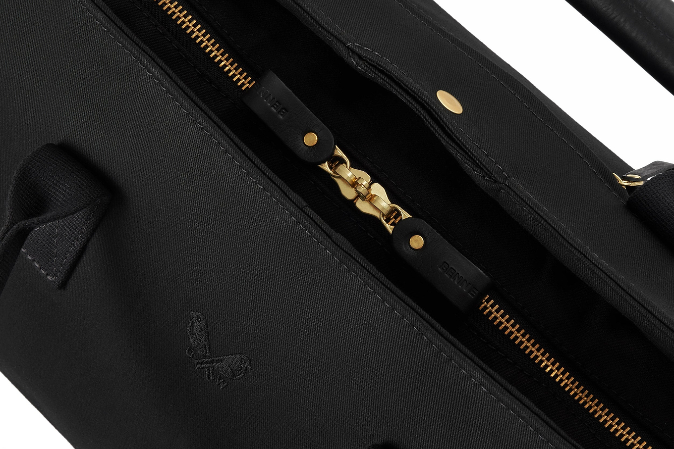 closures on suit carrier holdall bag