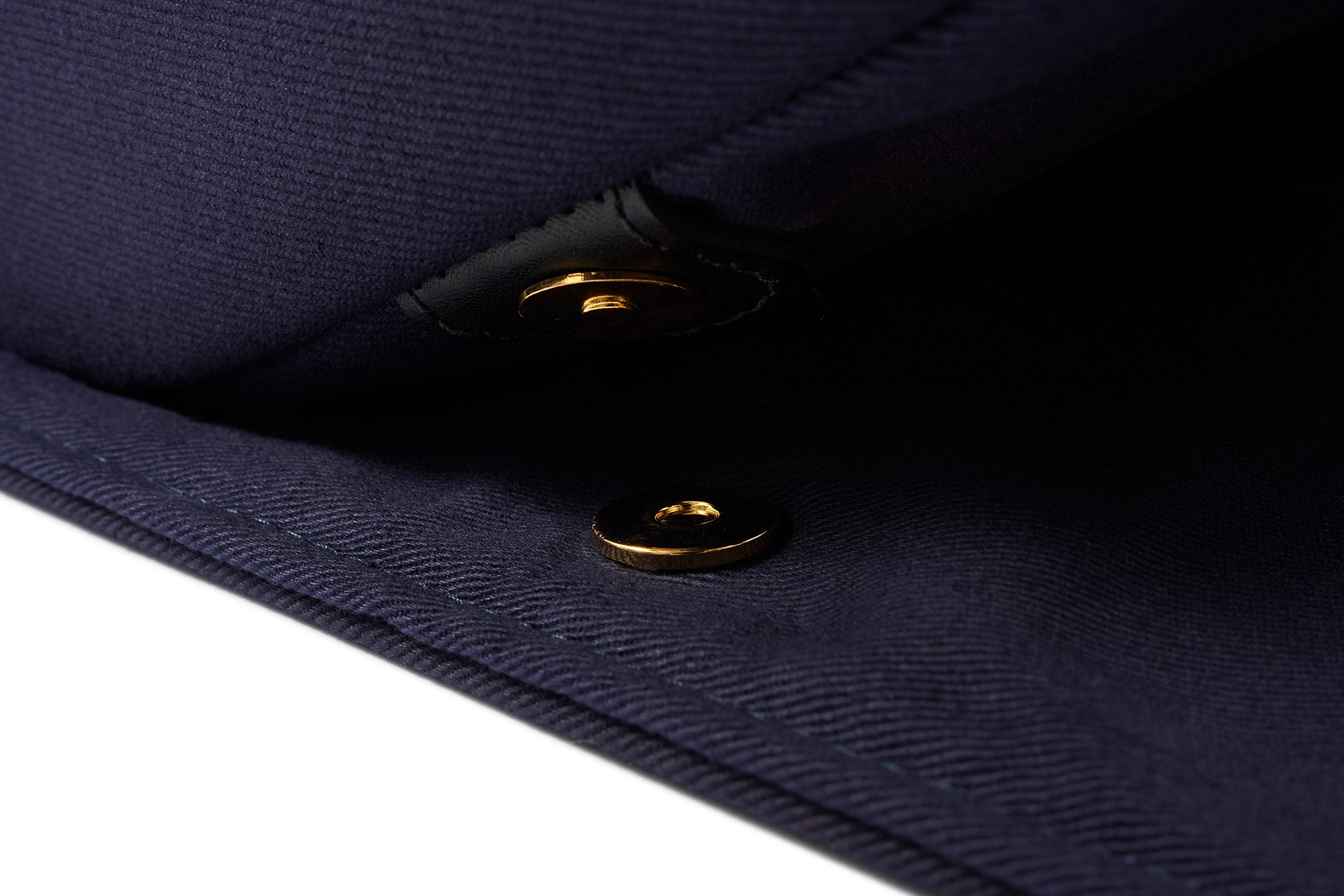 Magnetic closure connecting suit carrier to holdall bag