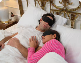 coup[le sleeping in bed