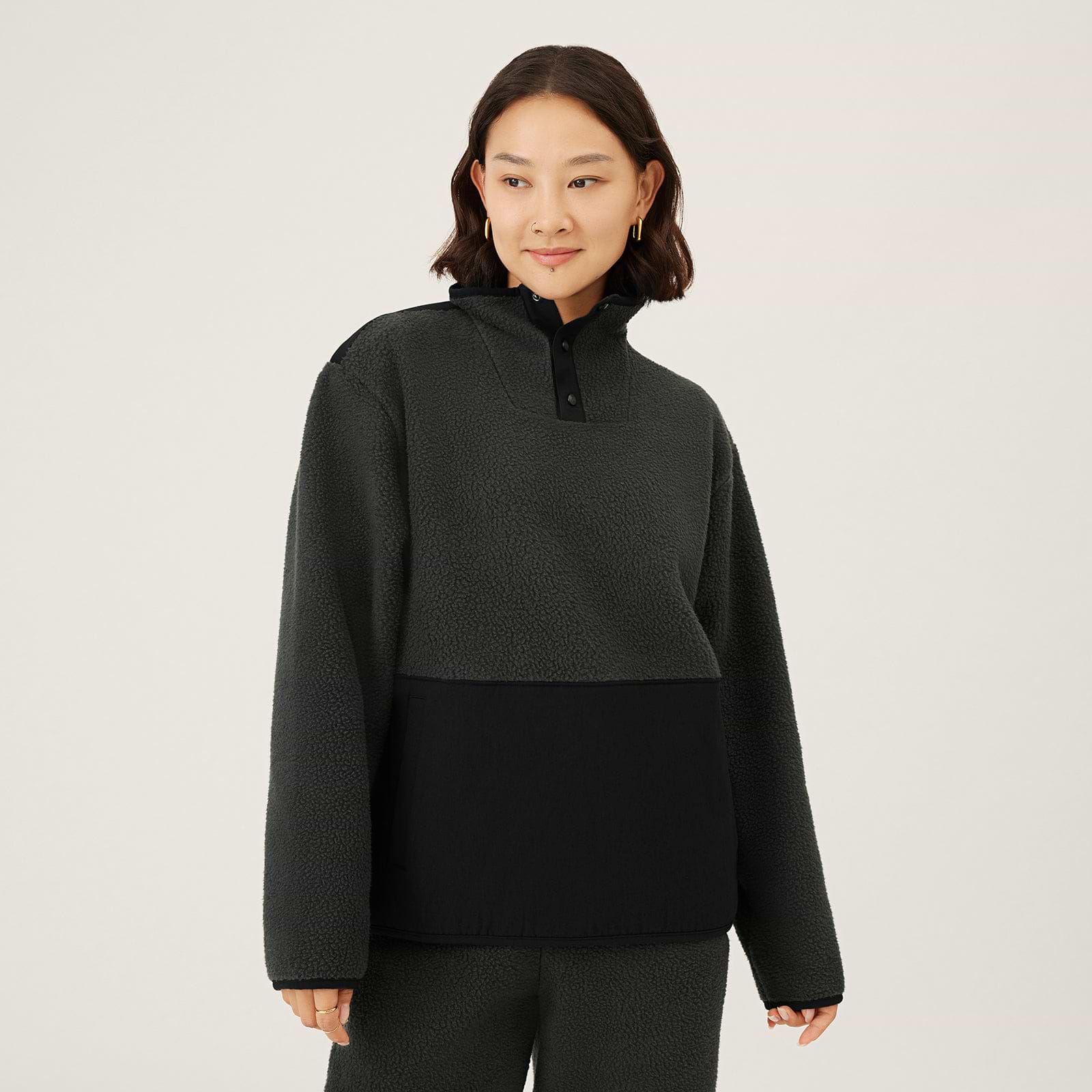 Black fleece pullover women's outlet