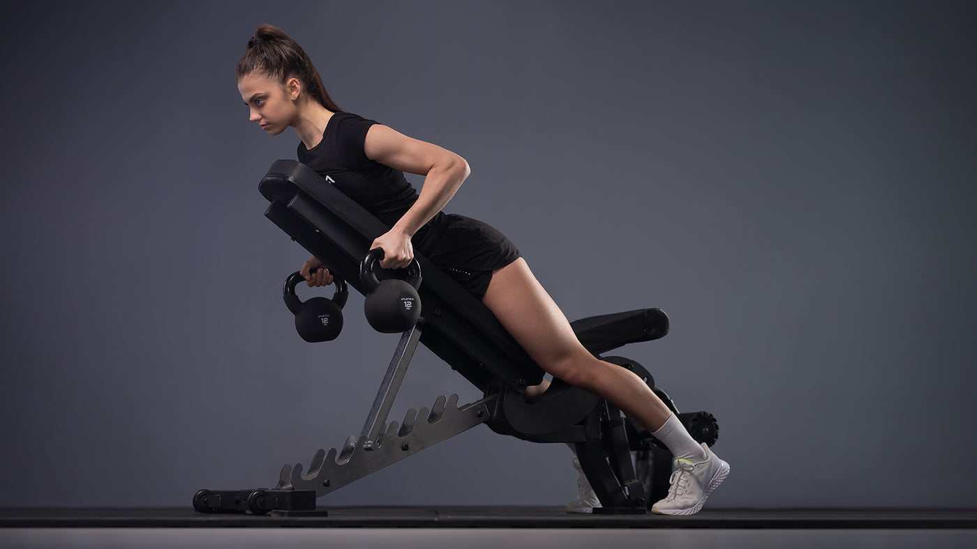 Kettlebell Armtraining auf der Hantelbank