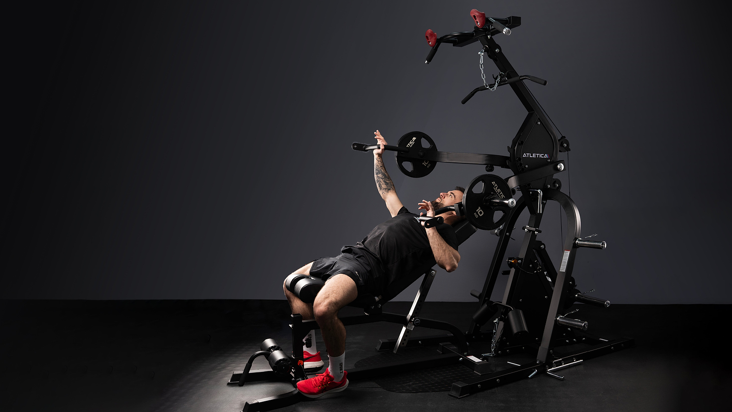 Platzsparende Fitnessgeräte: Multigym Triton von Atletica