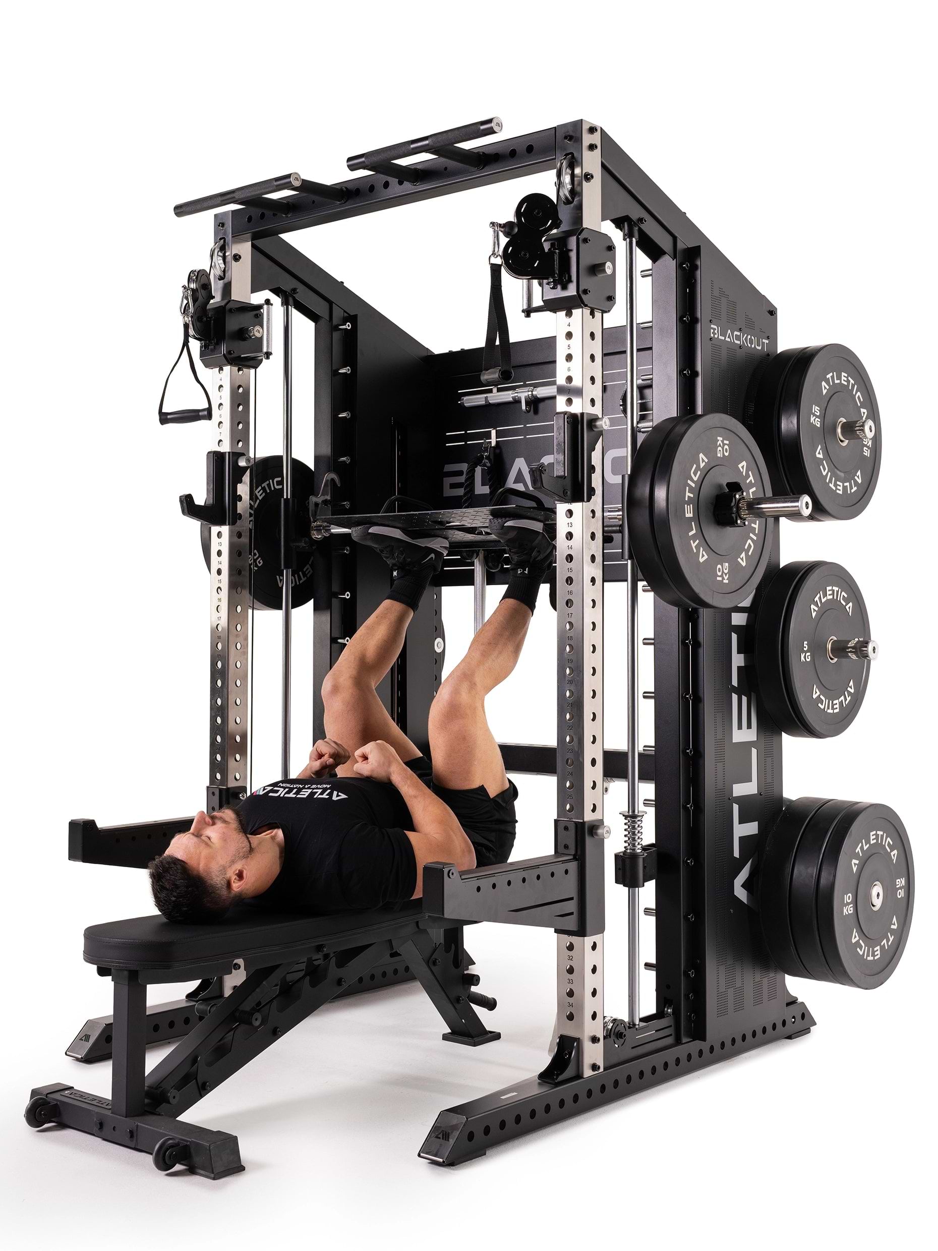 Beintraining auf der Hantelbank mit der Multipresse der Blackout Kraftstation