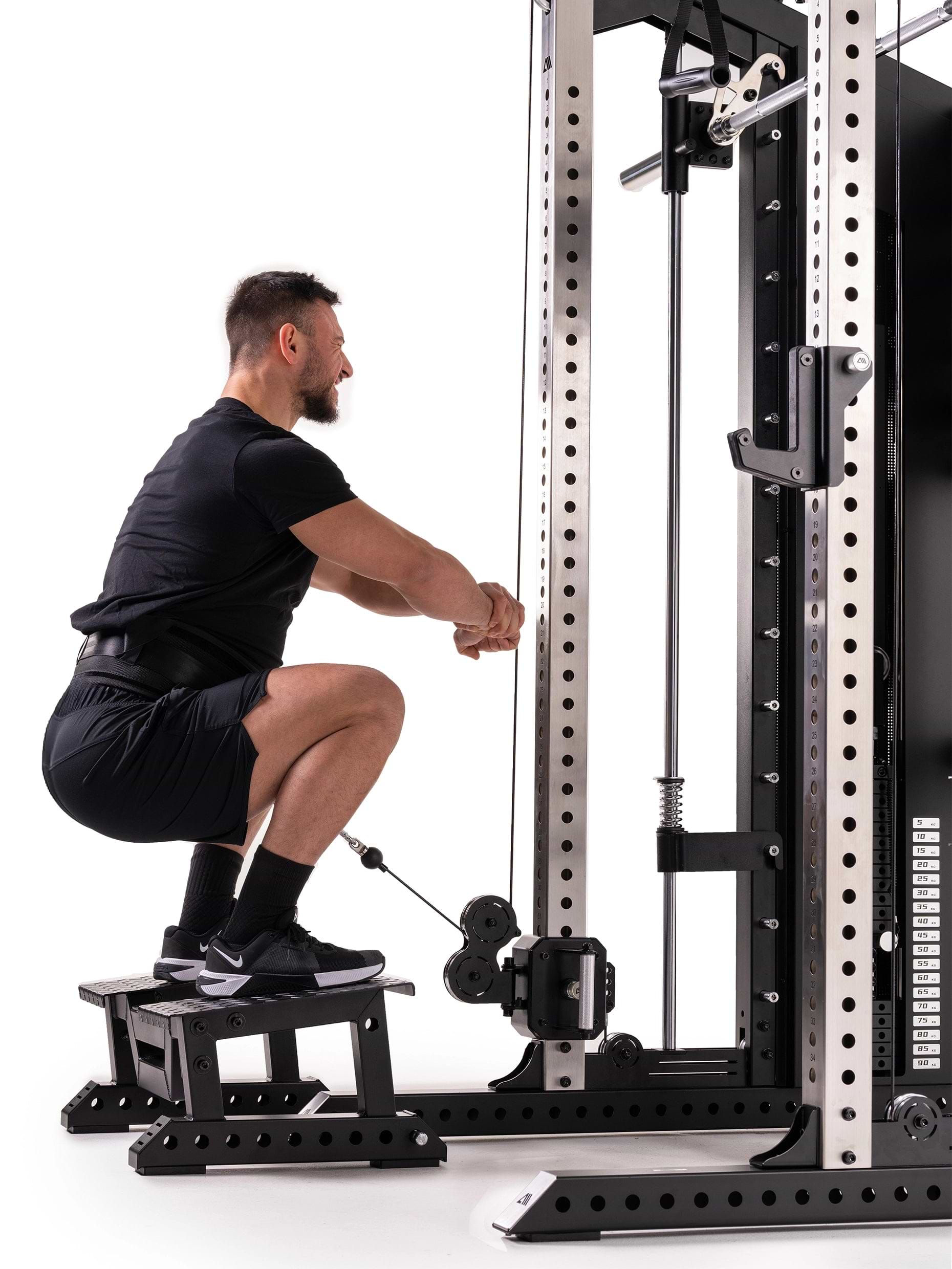 Belt Squat Station mit Gurt an der Blackout Kraftstation