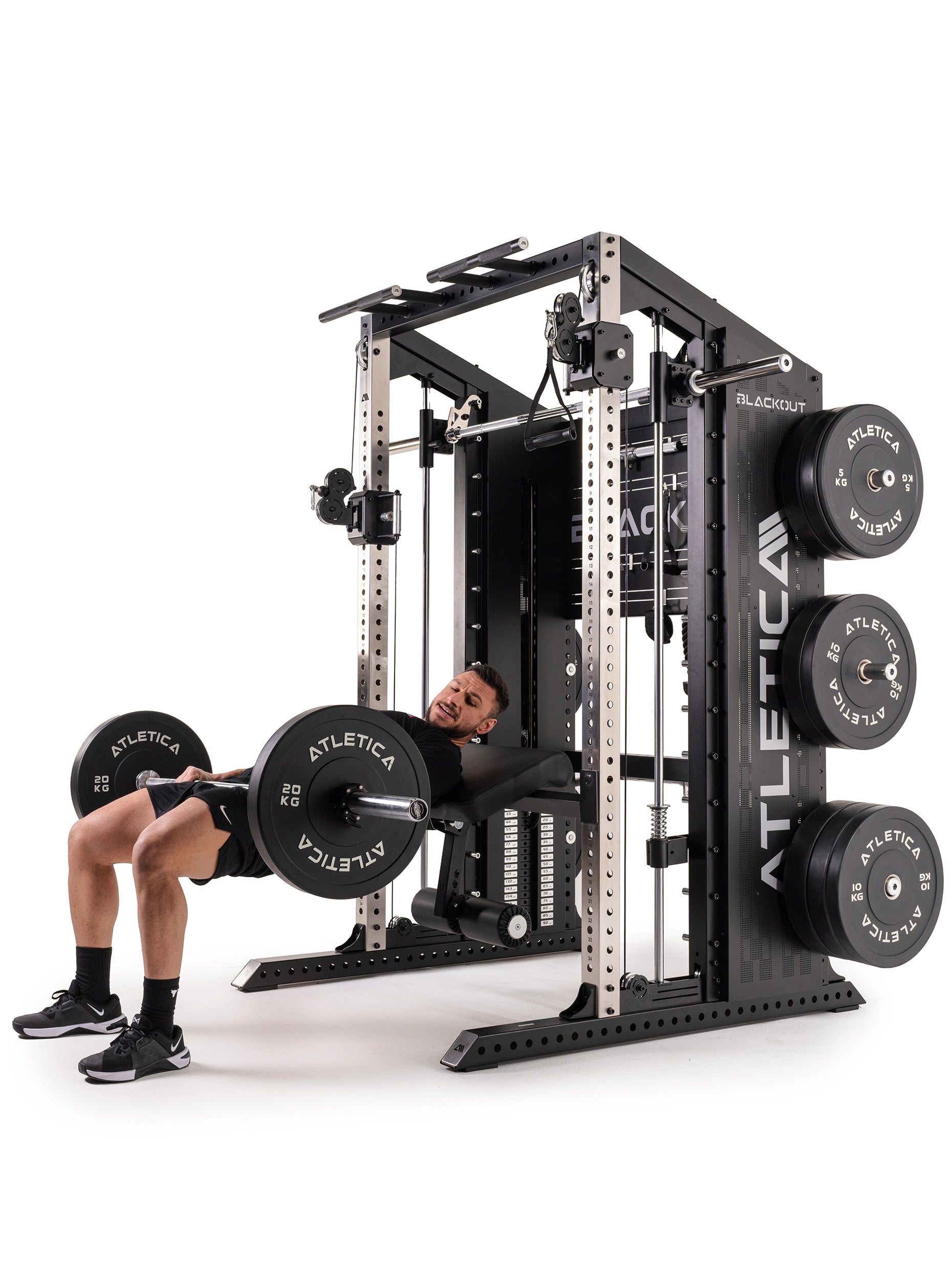 Hip Thrusts Beckenheben mit Langhantel und Bumper Plates an der Blackout Kraftstation