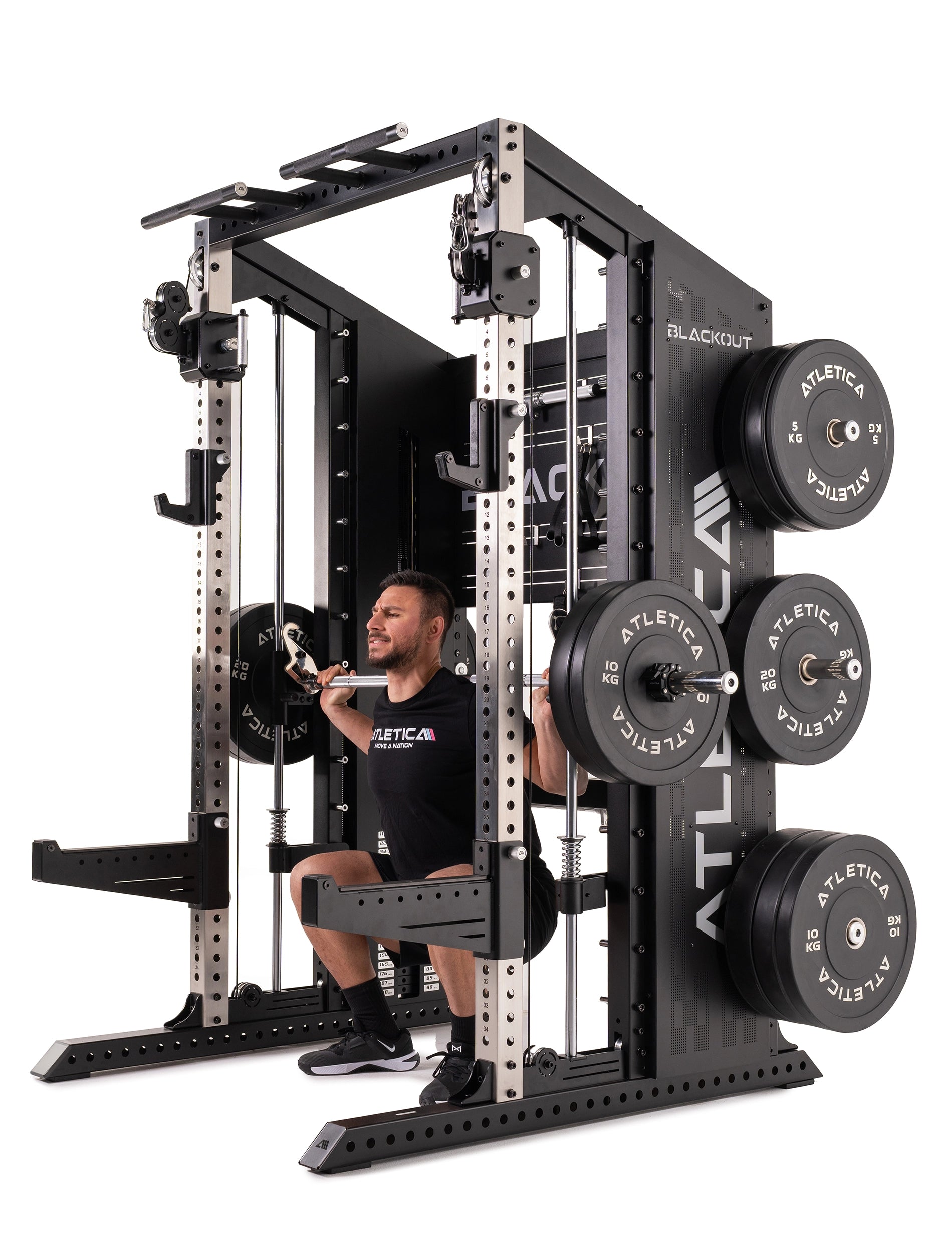 Kniebeuge an der Multipresse der Blackout Kraftstation