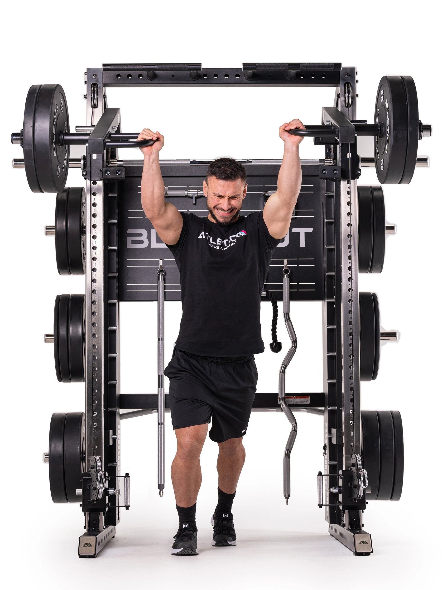 Überkopf-Schulterdrücken an der Blackout Kraftstation