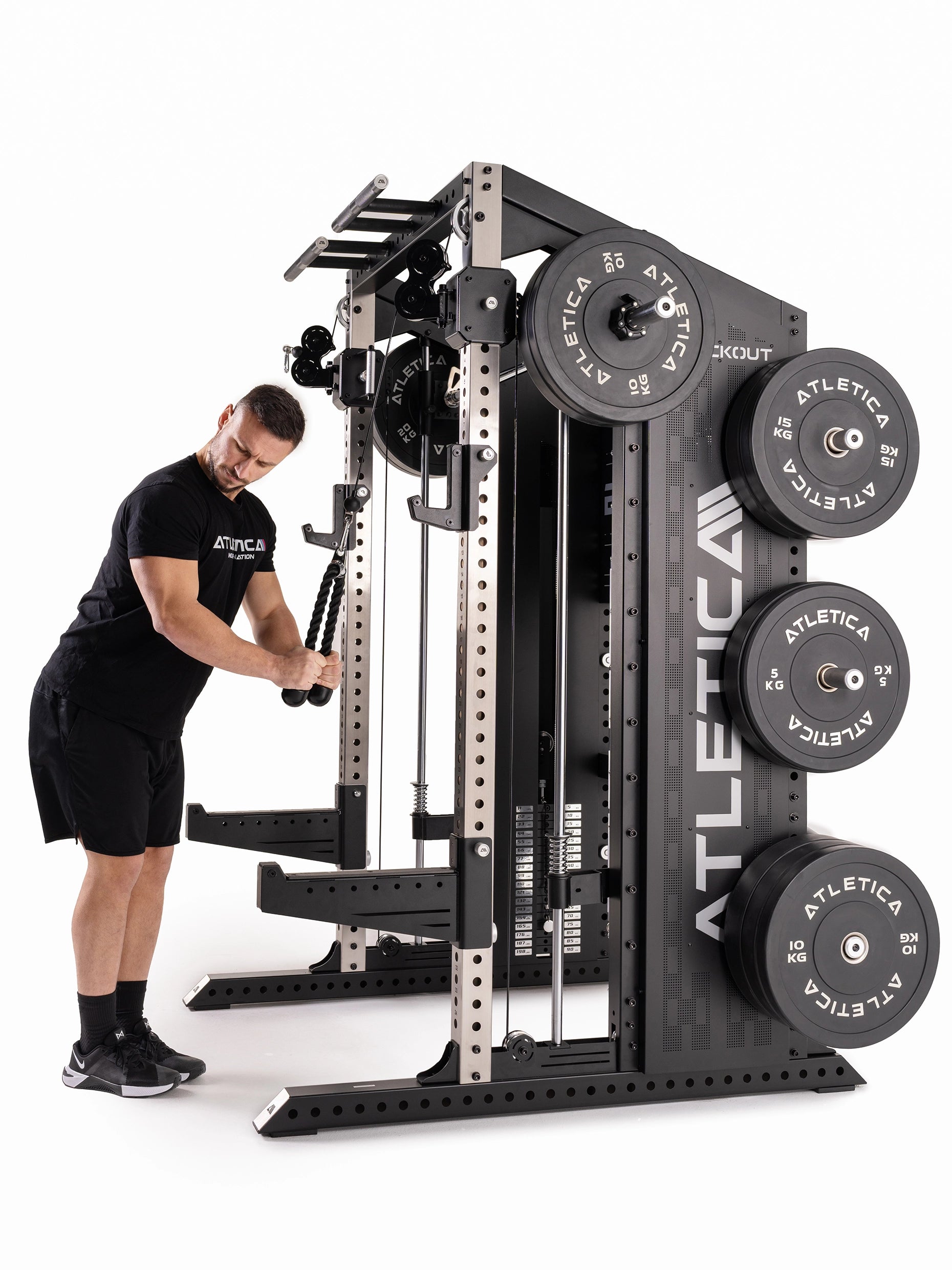 Latziehen am Kabelzug mit dem Trizepsseil an der Blackout Kraftstation 