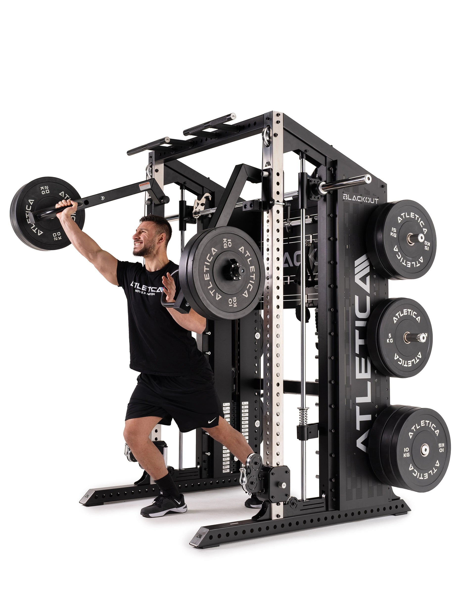 Einarmiges Schulterdrücken an der Blackout Kraftstation