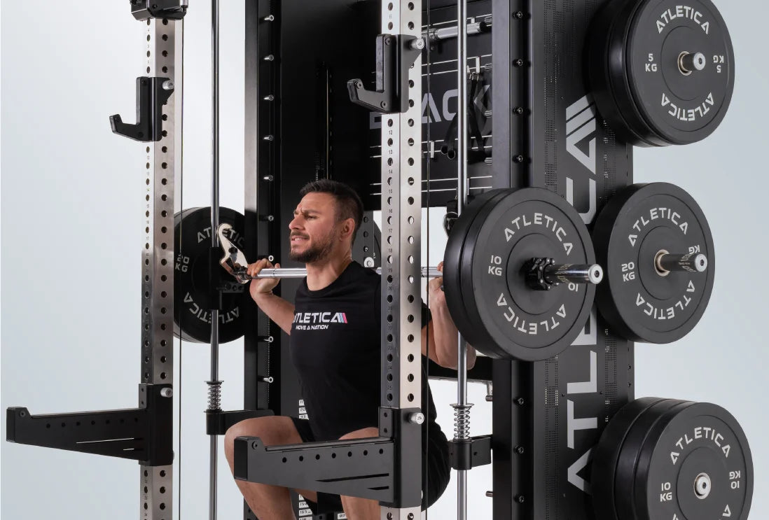 Kniebeuge an der Multipresse der Blackout Kraftstation