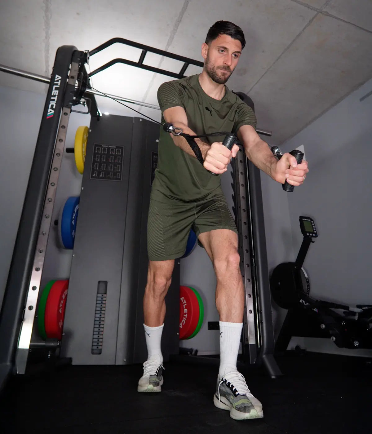 Atletica Athleten: Vincenzo Grifo Home Gym Training an der Darkstar Multipresse