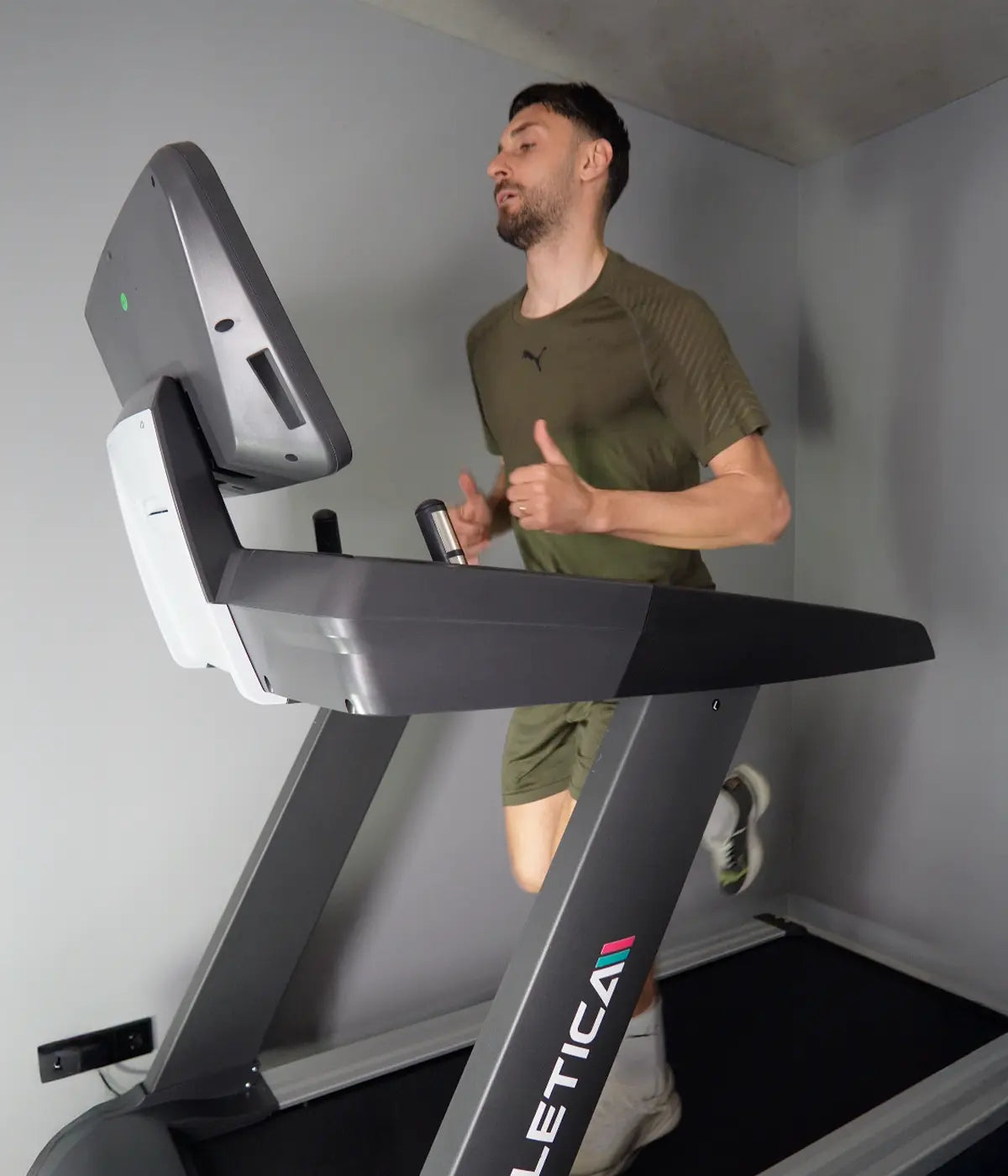Atletica Athleten: Vincenzo Grifo Home Gym Training auf dem Lightspeed Laufband 