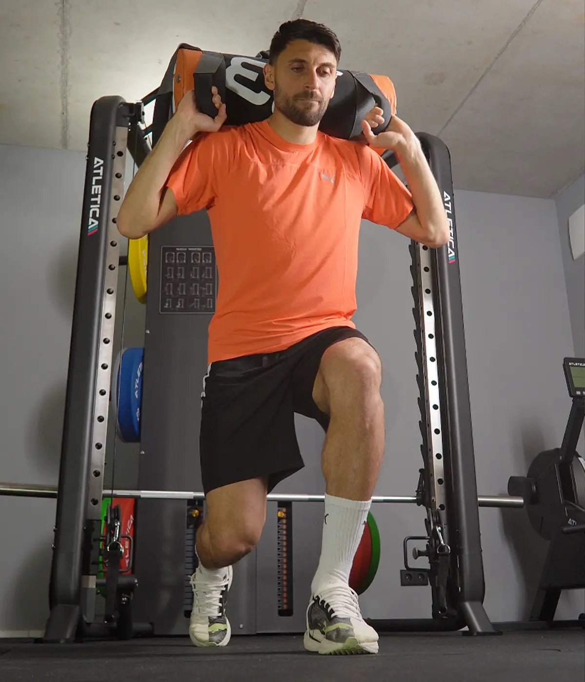 Atletica Athleten: Vincenzo Grifo beim Functional Training im Home Gym