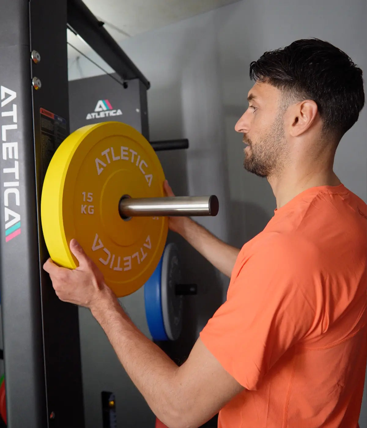 Atletica Athleten: Vincenzo Grifo beim Beladen der Gewichte an der Kraftstation