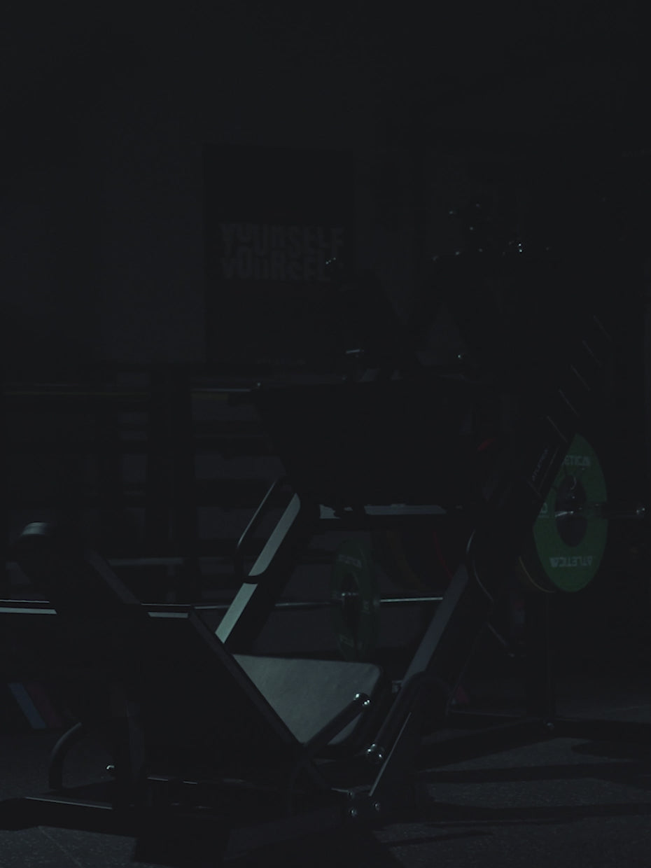 Hack Squat Beinpresse von Atletica Trainingsvideo