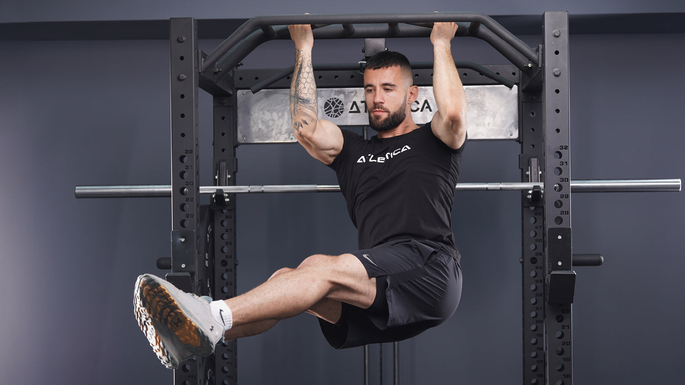 Bauchübungen an der Klimmzugstange am Power Rack