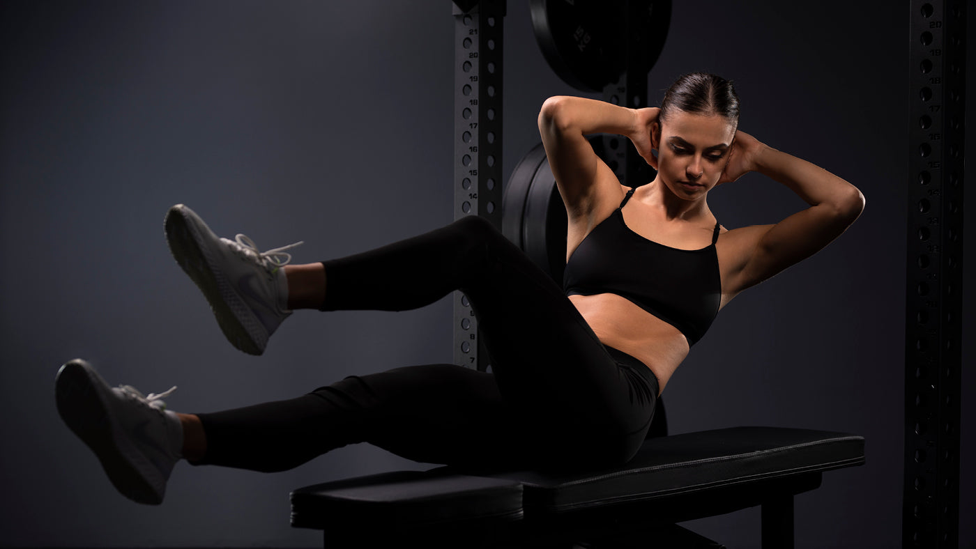 Crunches Bauchtraining auf der Hantelbank