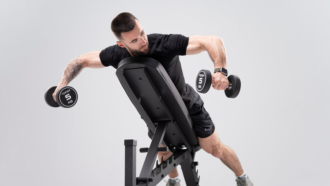 Dumbbell training on the weight bench