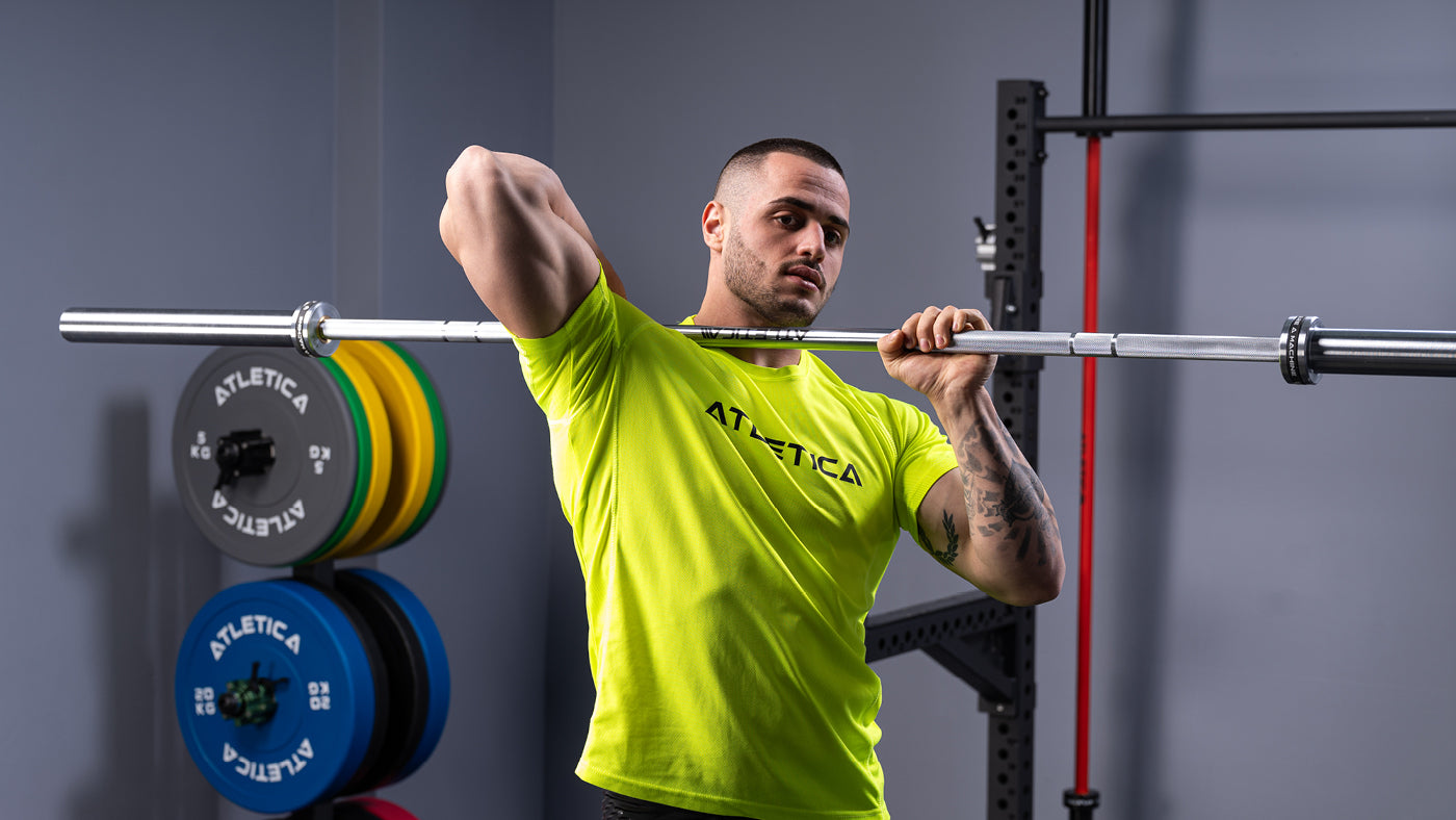 Karlos Nasar mit der Olympia Langhantel von Atletica