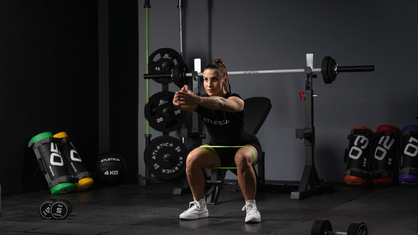 Kniebeuge mit Theraband im Fitnessstudio
