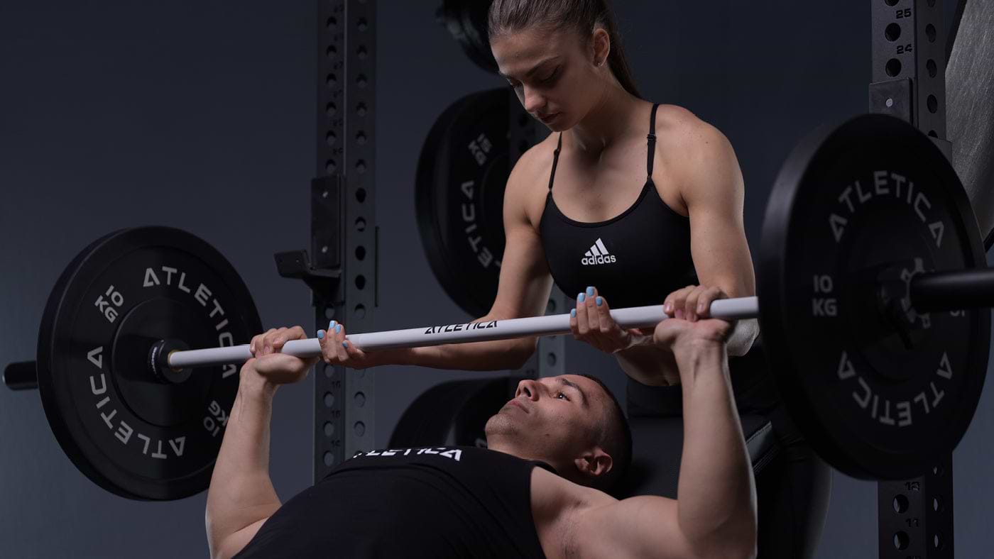 bench press on the weight bench