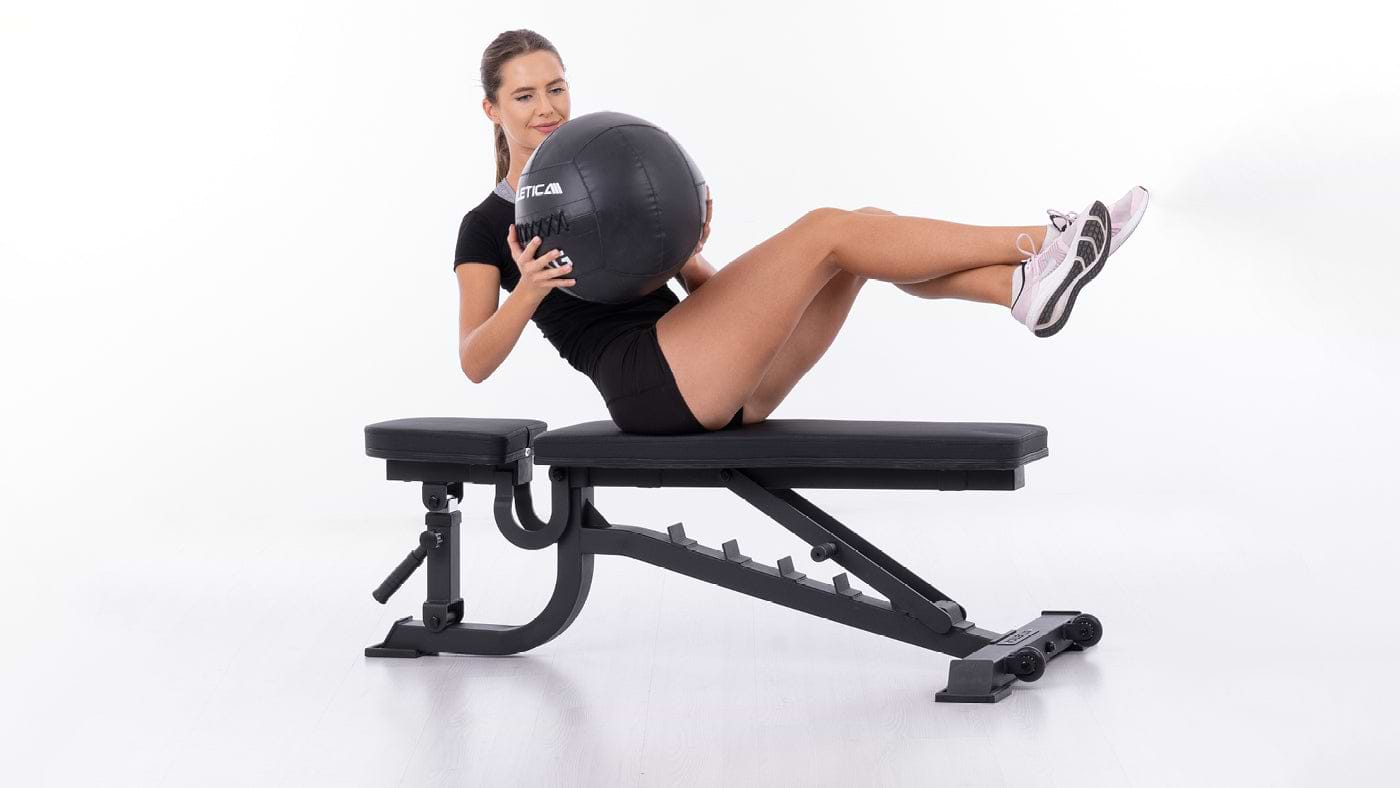 Wallball Crunches auf der Hantelbank