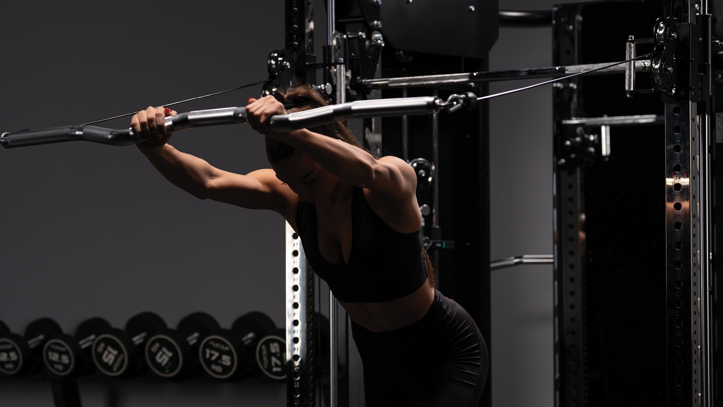 Oberkörpertraining an der Kraftstation