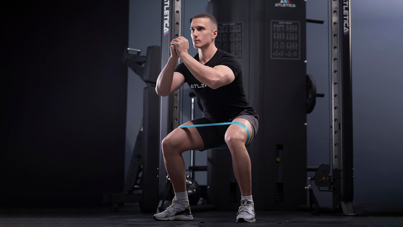 Kniebeuge mit Widerstandsband