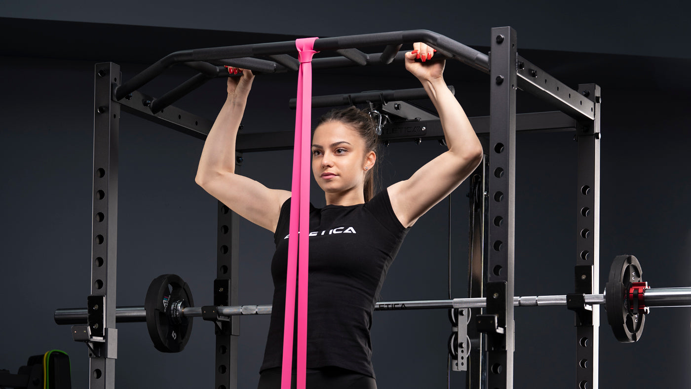 Klimmzüge am Power Rack mit Theraband