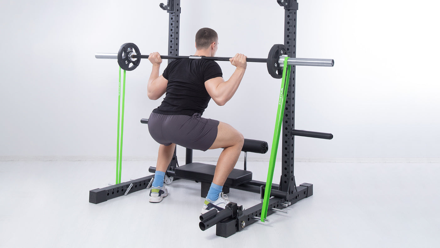 Squat Rack Kniebeuge mit Widerstandsband