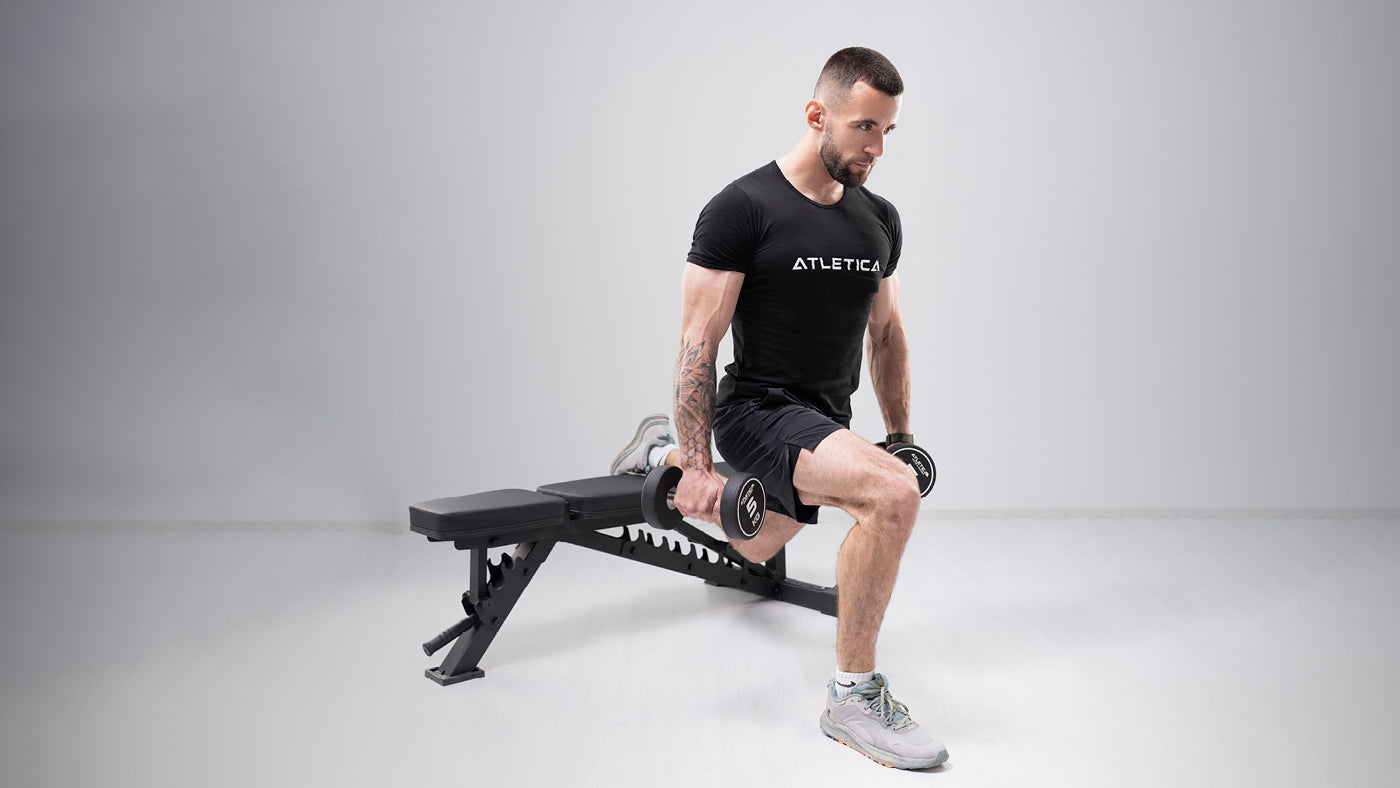 Bulgarian Split Squat mit Kurzhanteln auf der Hantelbank