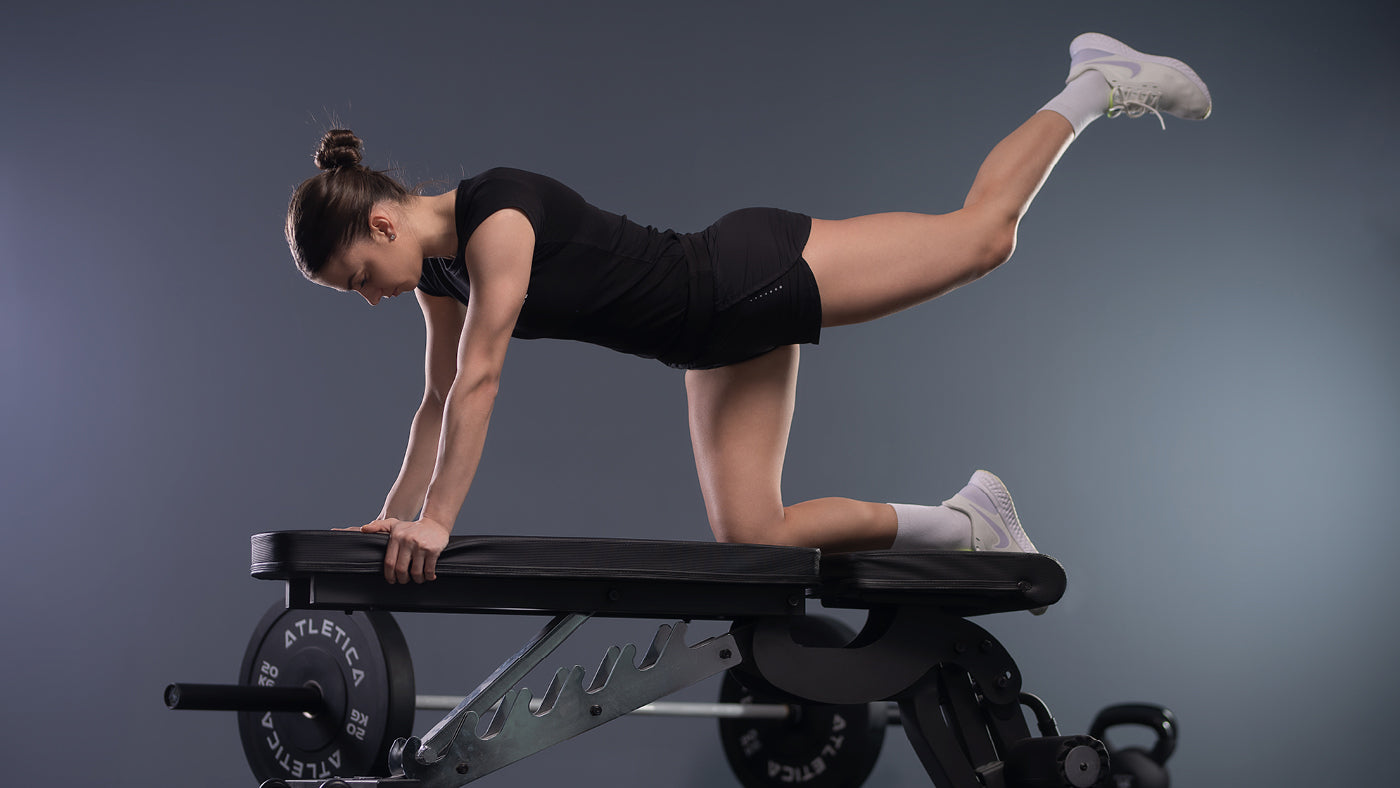 Gluteus maximus trainieren auf der Hantelbank