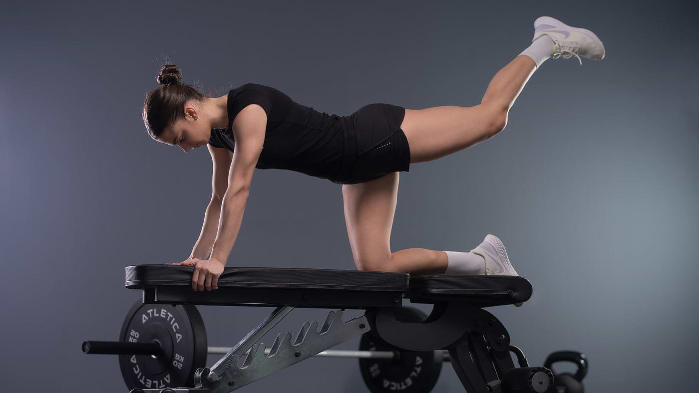 leg raises on the weight bench