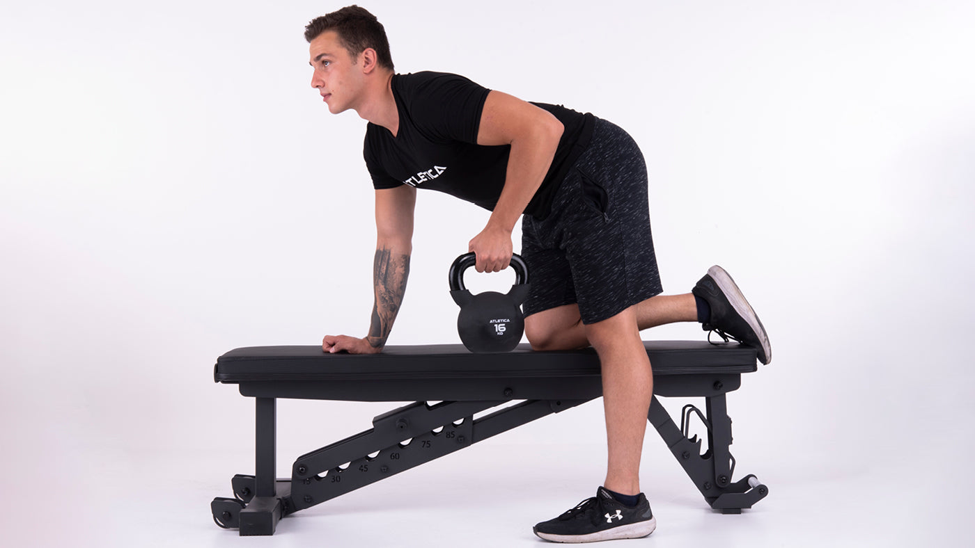 Armtraining mit Kettlebell auf der Hantelbank