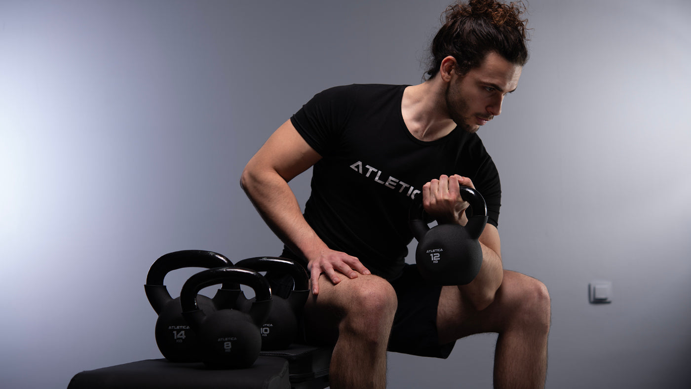 Bizepsübungen mit einem Kettlebell