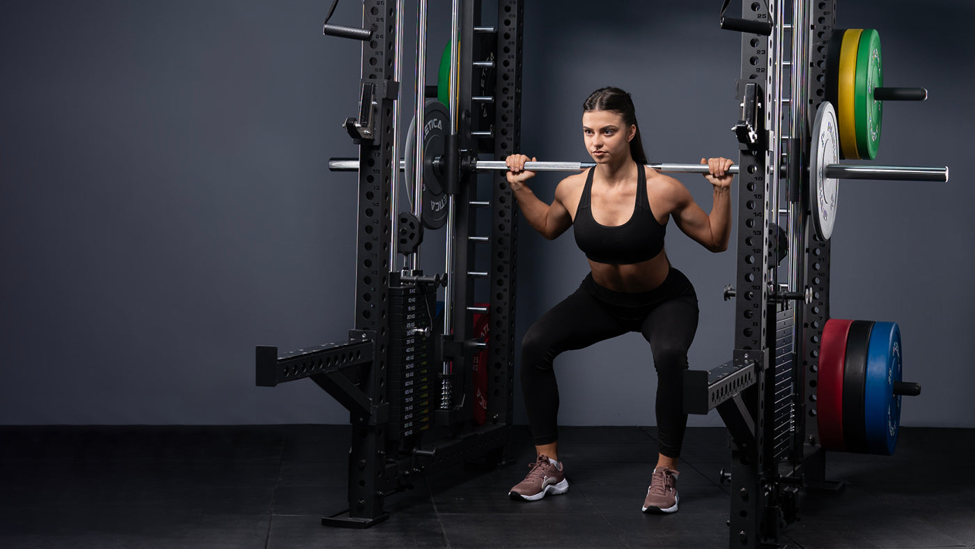 Back Squat an der Multipresse der Kraftstation