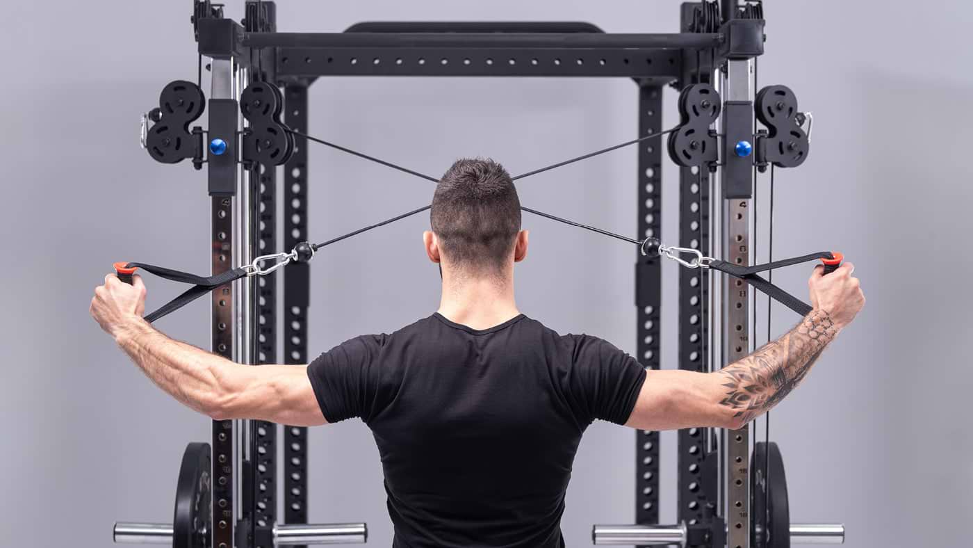 Training latissimus dorsi on the cable pulley