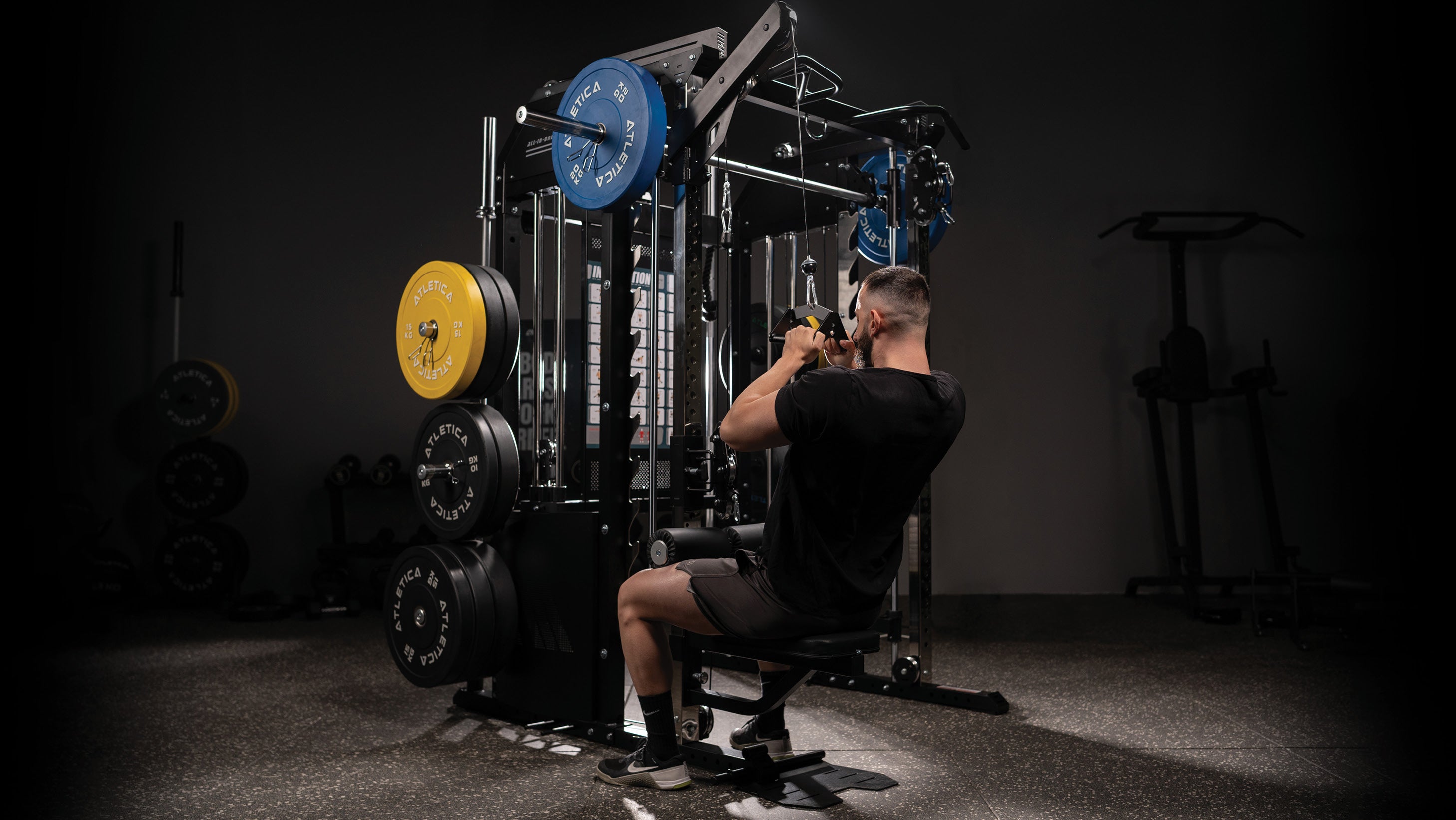 Lat Pulldown am Latzug der Kraftstation