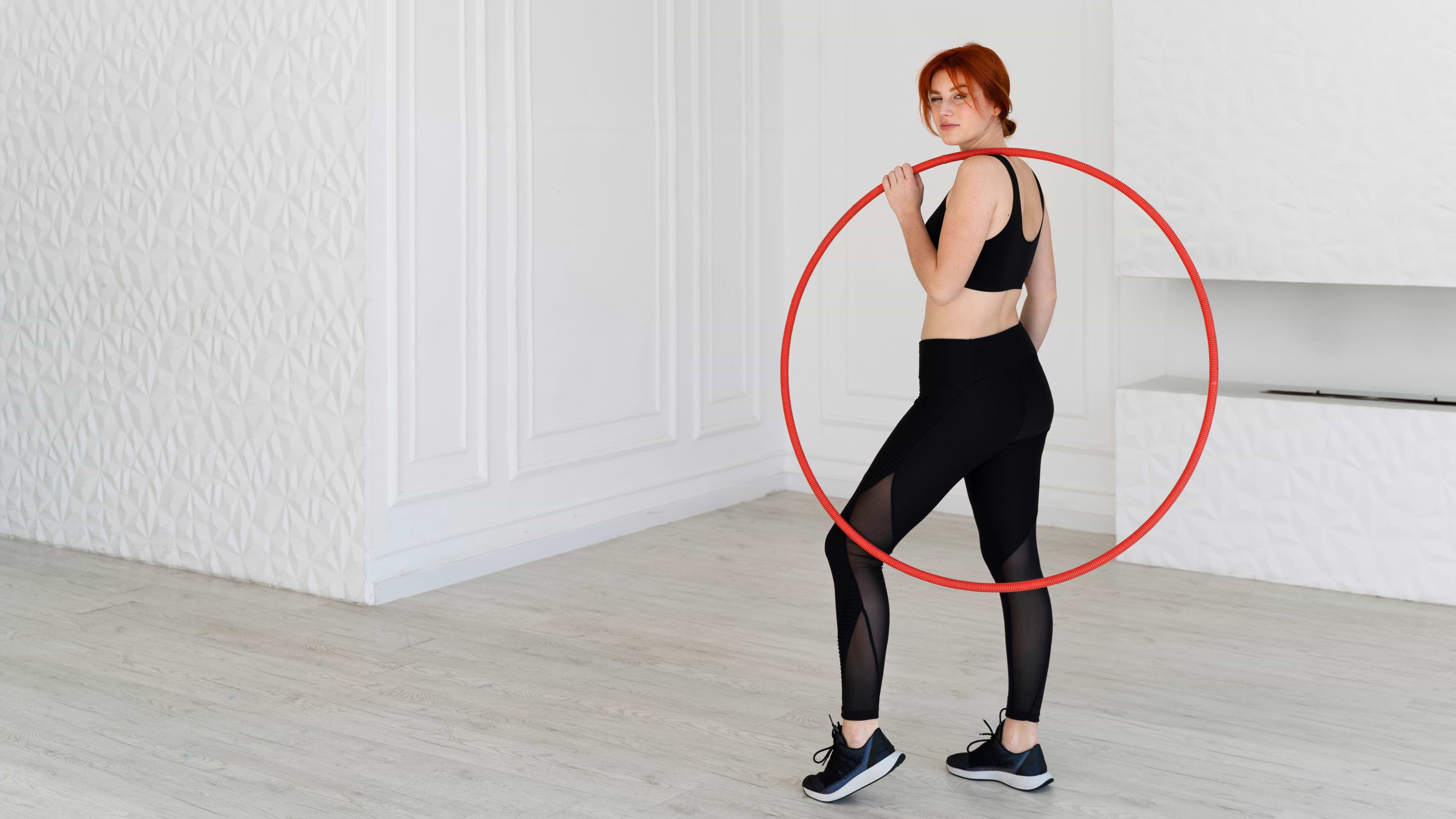 Dehnen mit dem Hula-Hoop-Reifen