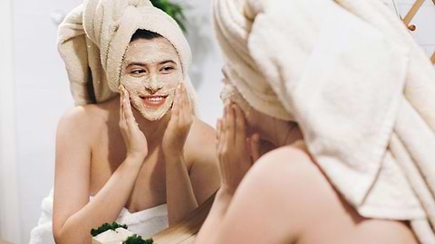 Exfoliation vs. Peeling: Learn the distinction and identify your ideal cleanser
