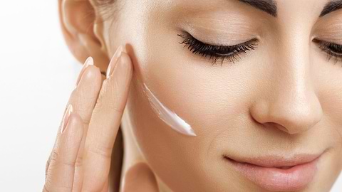Why is it important to apply moisturizer after hyaluronic acid?
