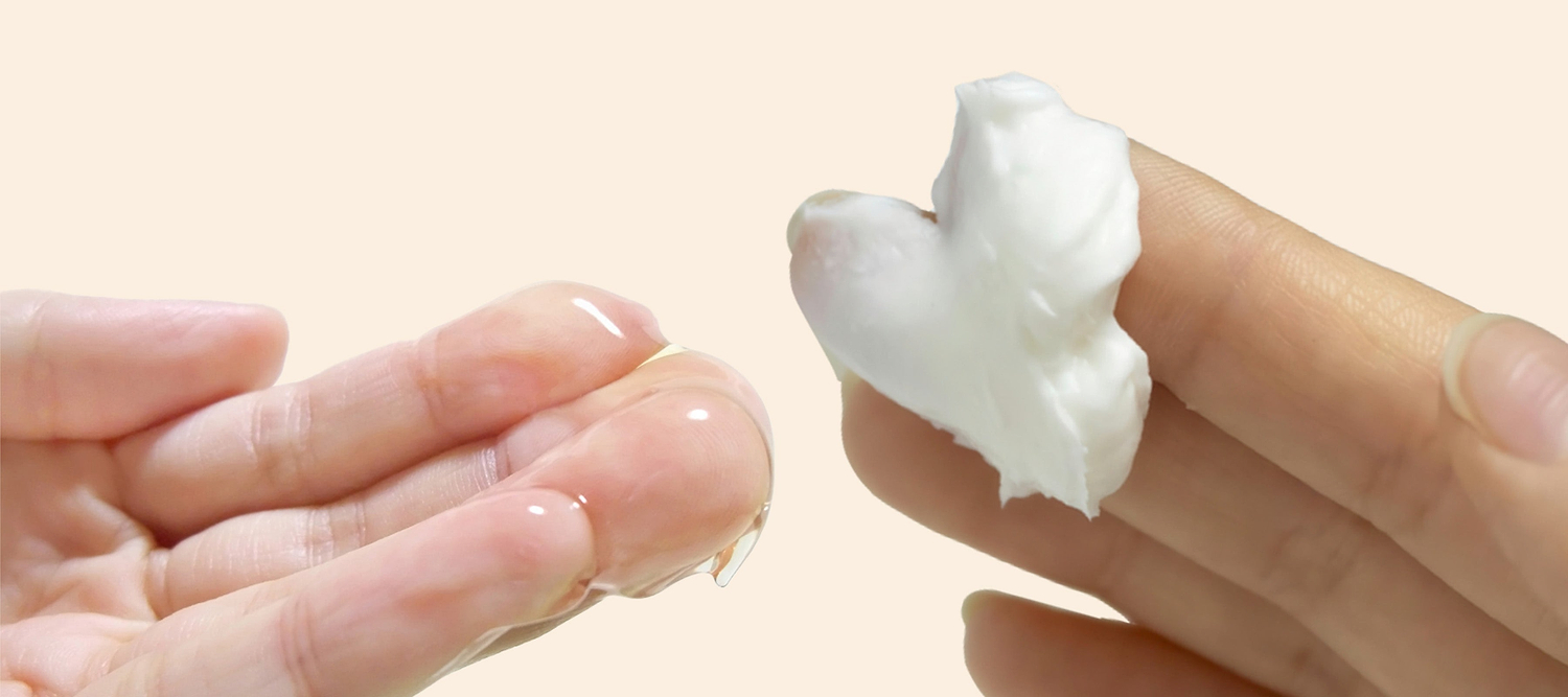 What does a yeast infection smell like: close-up of normal vs yeast-like discharge.