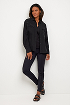 The Best Travel Top. Woman Showing the Front Profile of a Kieran Top in Black.
